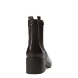 Bota tipo Chelsea de cuero marrón con textura granulada, paneles laterales elásticos y suela track con taco cuadrado.
