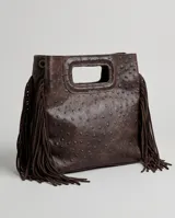 Cartera de cuero vacuno grabado color marrón chocolate, con textura orgánica, flecos laterales de gamuza, manijas integradas y diseño estructurado.