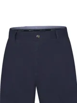 Pantalón de gabardina de corte clásico, color azul marino, con cierre frontal de botón y cremallera, trabillas para cinturón y bolsillos laterales.