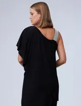 Vestido corto negro de RM Richards, con un hombro descubierto y una manga corta con volado. Presenta un aplique de lentejuelas plateadas en el tirante.