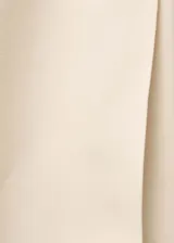 Pantalón de vestir estilo flare en color beige, confeccionado en mezcla de algodón y lino. Presenta tiro medio, cierre frontal con botón, gancho y cremallera oculta, trabillas para cinturón, bolsillos laterales y bolsillos de ribete en la parte posterior.