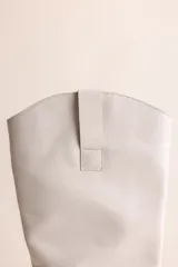 Bota tejana de cuero blanco, con taco de 6 cm y cierre lateral.
