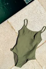 Traje de baño entero color rojo con estampado geométrico en blanco. Diseño con escote en U, tiras finas y corte debajo del busto.