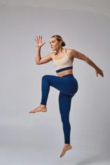 Calza deportiva larga color verde militar, de tiro alto y largo hasta el tobillo.