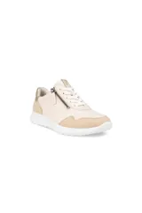 Zapatillas deportivas Ecco modelo Flexure Runner, color beige claro con detalles en tono arena y talón en color dorado metálico. Presentan cordones blancos y un cierre lateral funcional con cremallera.