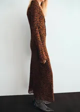 Vestido largo de manga larga con estampado de leopardo, cuello en pico con detalle de lazo y diseño entallado.