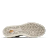 Championes de skate New Balance Numeric 272, color gris con detalles en negro y blanco. Capellada de gamuza y material sintético, plantilla Ortholite y suela de goma flexible.