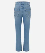 Pantalón de jeans premium azul oscuro de corte recto y cintura media, con bolsillos funcionales, trabillas para cinturón y costuras visibles a contratono. Confeccionado por Marfinno.