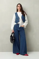 Jean de tiro alto, color negro lavado, con calce ultra wide leg y silueta amplia desde la cadera hasta el bajo.