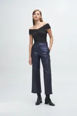 Top off-the-shoulder confeccionado en microtul con apliques brillantes. Presenta un diseño cruzado en el frente y ajuste al cuerpo.
