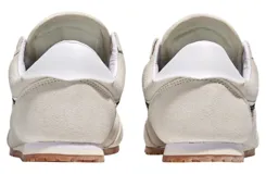 Championes Vans modelo Super Low Pro de perfil bajo, confeccionados en ante y material sintético color beige con la icónica banda lateral Sidestripe en negro. Presentan detalles perforados en los laterales, cierre de cordones blancos y suela de caucho con diseño Waffle.