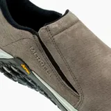 Zapatos tipo slip-on Merrell modelo Jungle Moc 2.0, confeccionados en gamuza color marrón topo. Presentan diseño sin cordones con paneles elásticos laterales para mayor facilidad de calce, suela técnica Vibram con tecnología de amortiguación y entresuela de espuma EVA para mayor estabilidad.