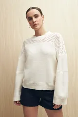 Sweater blanco de tejido de punto calado con escote redondo y mangas anchas.