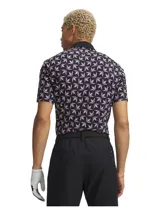 Polo de golf de manga corta con tecnología UA Helix, diseñado para absorber la humedad y optimizar la ventilación. Presenta un estampado geométrico en tonos oscuros con detalles en lila, cuello estructurado con varillas integradas y tapeta termosellada.