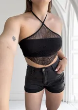 Top negro de encaje con tirantes finos cruzados en la espalda.