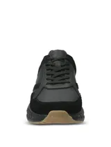 Championes urbanos de cuero negro con detalles en descarne, diseño con suela Spinal de alta amortiguación y base de goma para mayor tracción.