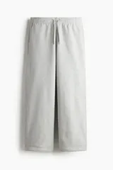 Pantalón deportivo en felpa pesada de mezcla de algodón con interior cepillado suave. Modelo de corte holgado con cintura elástica revestida, cordón de ajuste y bolsillos laterales.