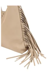 Cartera tipo hobo color beige, confeccionada en cuero sintético, con flecos laterales y detalle de tachas metálicas en el frente.