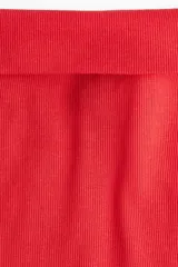 Top rojo de punto acanalado de algodón, con hombros descubiertos y escote ancho doblado.