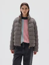 Campera acolchada con estampado de pata de gallo en tonos neutros, cuello alto y cierre frontal completo.