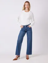 Jean recto de mujer, color azul claro, con pretina con pasadores, botón y cierre. Cuenta con bolsillos delanteros y traseros, y costura lateral asimétrica.