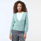 Sweater de punto color verde menta con diseño cruzado tipo cárdigan, escote en V y puños acanalados.