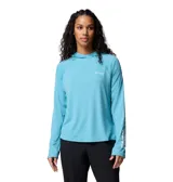 Remera de manga larga con capucha Columbia, confeccionada en tejido técnico transpirable con tecnología Omni-Wick y protección solar Omni-Shade UPF 40. Presenta diseño de corte holgado, capucha cruzada, orificios para los pulgares en los puños y estampado de la marca en el pecho y en la manga.