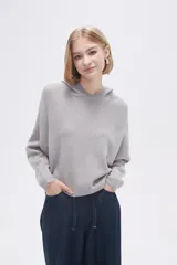 Sweater gris melange medio con capucha y corte cropped.