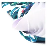 Malla entera de color verde oscuro, combinada con un diseño floreado en la parte inferior. Presenta escote halter cruzado y fruncidos en la zona del abdomen.