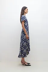 Vestido midi cruzado con estampado a cuadros en azul marino y blanco, con mangas cortas y escote en V.