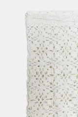 Shorts de tiro alto confeccionados en hilatura de algodón color blanco. Cintura ajustable con cordones y detalle de aplicación de crochet a tono.