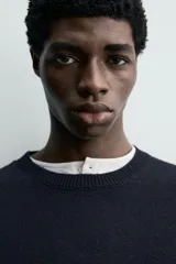 Jersey de punto ligero con corte regular fit, cuello redondo y manga larga. Presenta acabados en rib en puños, cuello y ruedo.