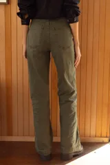 Jean de corte recto y tiro medio en color beige, con costuras a contratono y bolsillos laterales.