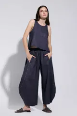 Top azul marino sin mangas, de corte holgado, escote redondo y detalle de tachas plateadas en los laterales.