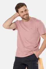 Remera básica de algodón color azul marino, de manga corta, con cuello redondo y logo bordado en el frente.