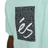 Remera color celeste con estampado del logo de éS enmarcado en un bloque negro con textura de piel de elefante.