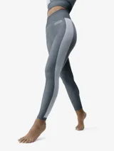Legging deportivo de tiro alto con diseño bicolor, confeccionado con tecnología seamless 3D y tejido Fit_Tech de efecto moldeador. Presenta paneles laterales en tono más claro y refuerzo en la zona de los glúteos.