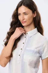 Camisa de lino de manga corta con rayas en tonos suaves, cuello camisero, cierre frontal parcial con botones y un bolsillo en el pecho.