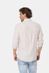 Camisa celeste con rayas verticales blancas, de lino y corte slim fit, con cuello clásico y cierre frontal con botones.