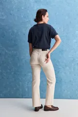 Jean de tiro alto con corte recto, confeccionado en denim con spandex. Presenta un lavado gris oscuro con efecto desgastado, cierre frontal con botón y bolsillos laterales y traseros.
