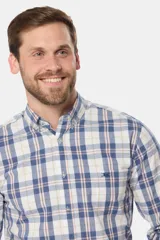 Camisa de manga larga con estampado a cuadros, corte regular y logo bordado.