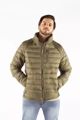 Campera puffer de diseño acolchado en color azul oscuro, con cuello elevado, cierre frontal completo y bolsillos laterales con cierre. Incluye un bolsillo adicional en el pecho y capucha oculta.