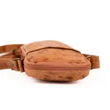 Bolso bandolera pequeño de cuero color terracota, ideal para llevar el celular, tarjetas y maquillaje. Cuenta con cierre superior, bolsillo interno, bolsillo externo y correa ajustable. Hecho a mano en Uruguay.