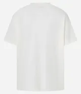 Remera de corte boxy con cuello redondo y mangas cortas. Confeccionada en algodón, presenta un diseño minimalista sin estampas con sisa caída.