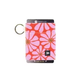 Billetera elástica porta tarjetas con estampado de flores rosas sobre fondo naranja. Incluye un llavero metálico.