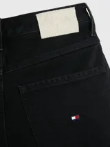 Shorts de jean negros de tiro alto con cierre de cremallera y botón, cinco bolsillos y bajos desflecados.