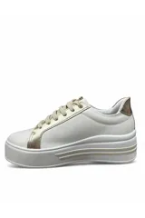 Championes blancos Euroteens con plataforma, detalles metalizados dorados en los ojales y talón, franja lateral con estampado animal print tipo leopardo y cordones beige.