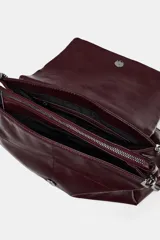 Bolso de hombro negro con detalle de costuras y tres compartimentos, uno con cierre de cremallera. Asa de hombro con cadena y cierre mediante imán.