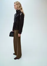 Pantalón de punto fino con diseño wideleg y corte recto. Presenta tiro alto y cintura con elástico para mayor comodidad.