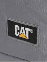 Bolso tipo morral de la marca Caterpillar, color gris, con correa ajustable para el hombro, compartimento principal con cierre, bolsillo frontal con cremallera y logo de la marca en el frente.